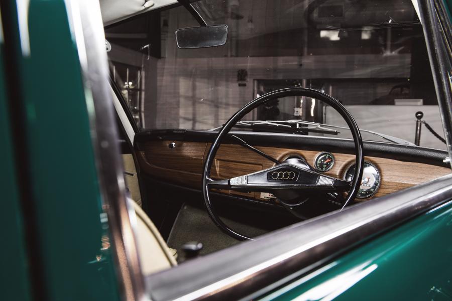 Интерьер Audi 80 Variant (F103) 1966 года  (UK) (фото 14 из 15)